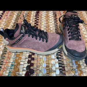 Danner water proof steel shanked trail shoes. Size 7 in mauve.